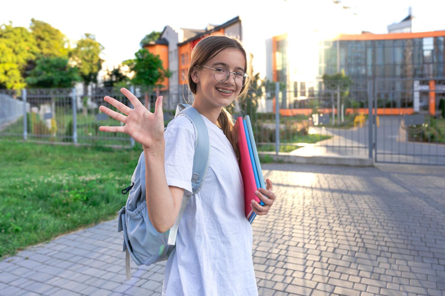 meisje gaat naar school