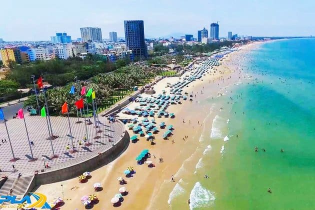 Bãi biển Vũng Tàu và đường chân trời thành phố