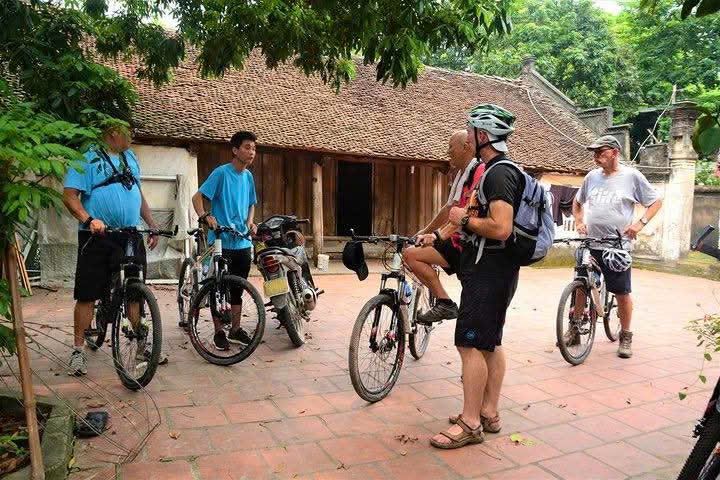 Du khách cùng xe đạp tại một điểm dừng ở làng quê miền Tây