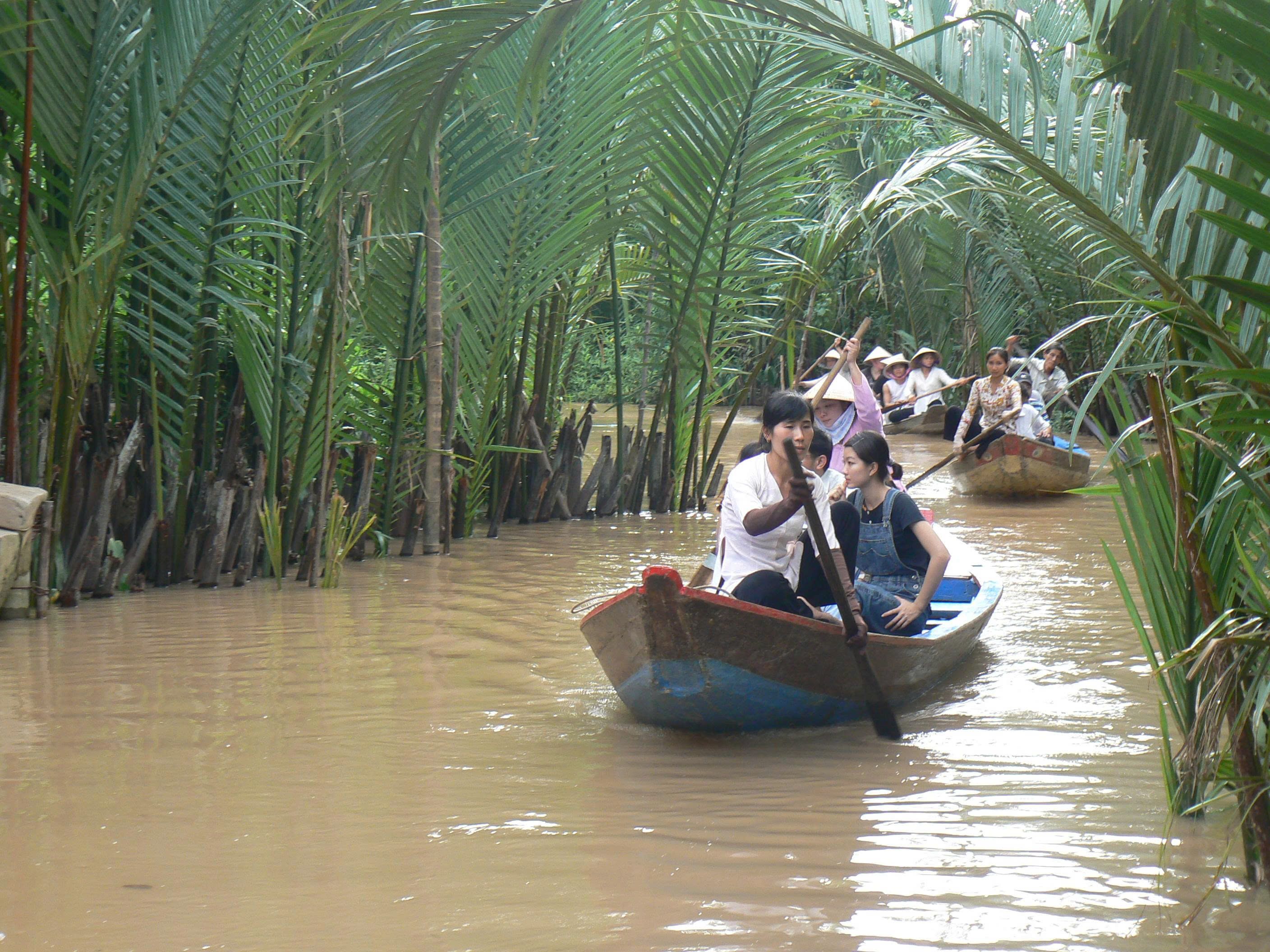 Xuồng chèo qua con rạch nhỏ miền Tây