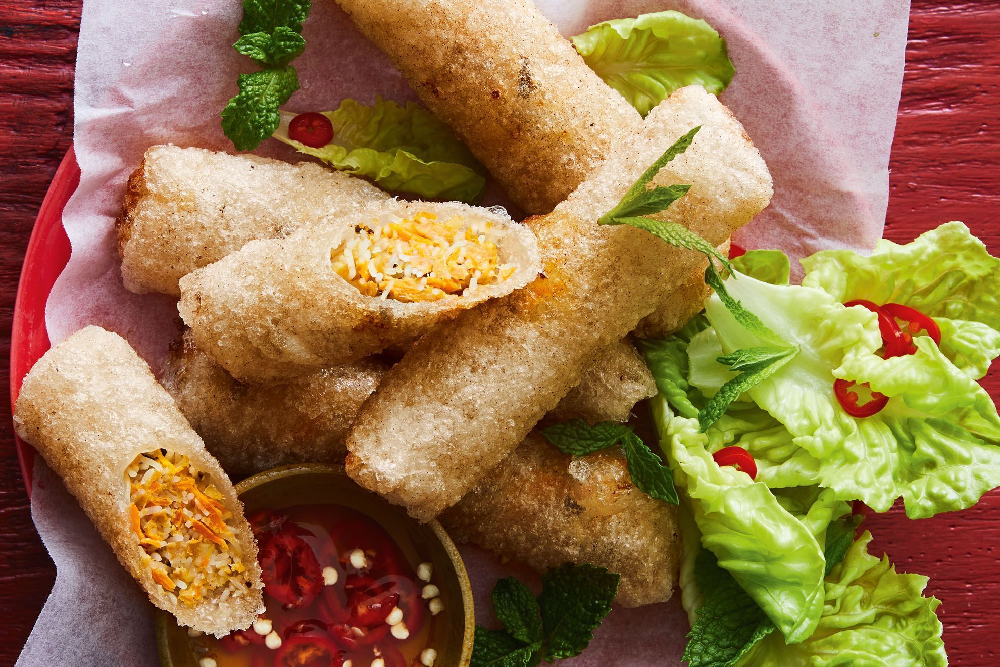 Chả giò chiên ăn kèm rau sống và nước chấm
