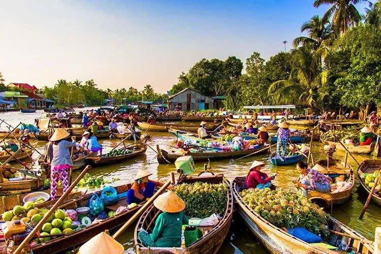 Thuyền buôn bán nông sản tại chợ nổi Cái Răng