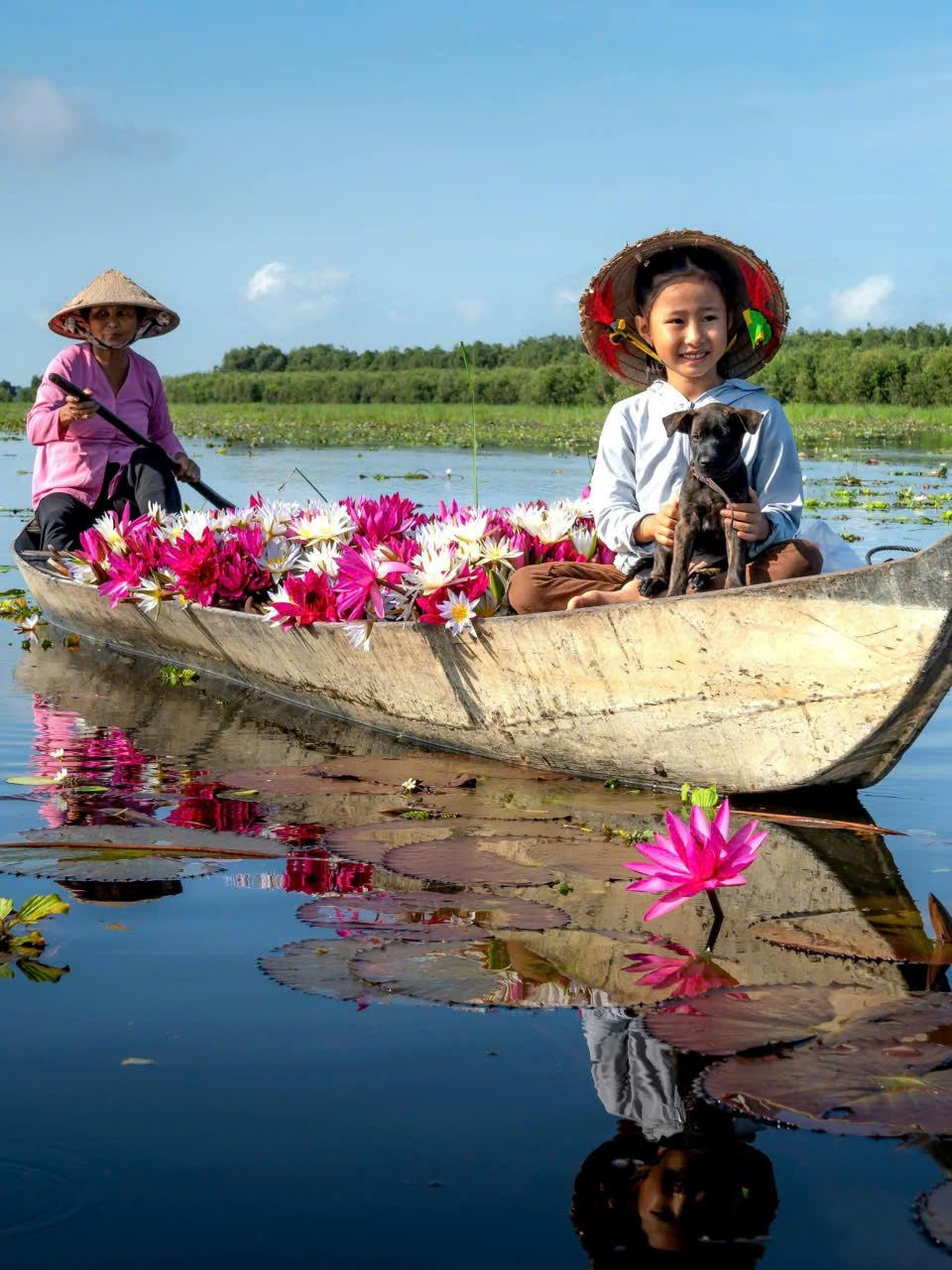 Người bán hoa trên thuyền ở Đồng bằng sông Cửu Long