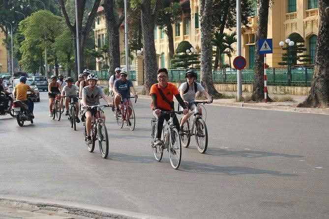 Đoàn khách đạp xe trên con đường làng rợp bóng cây