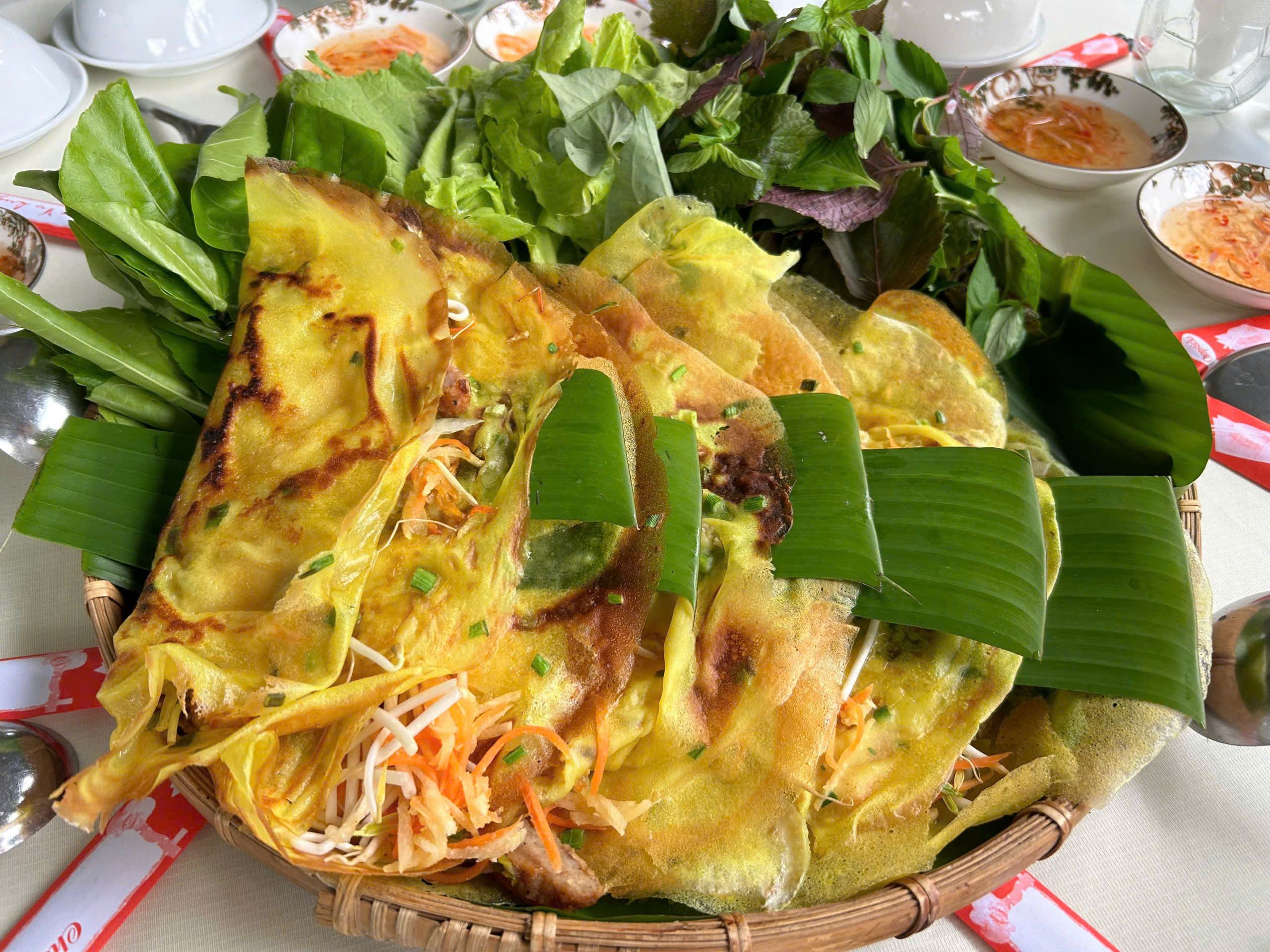 Bánh xèo vàng giòn ăn kèm rau sống