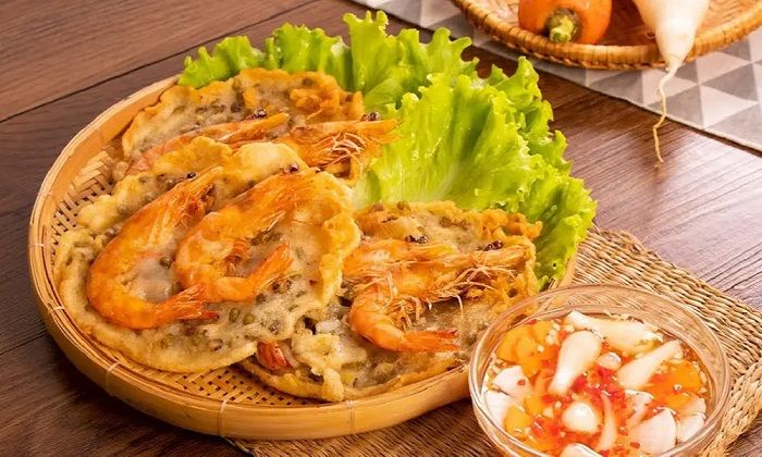 Bánh tôm chiên ăn kèm rau xà lách và nước chấm