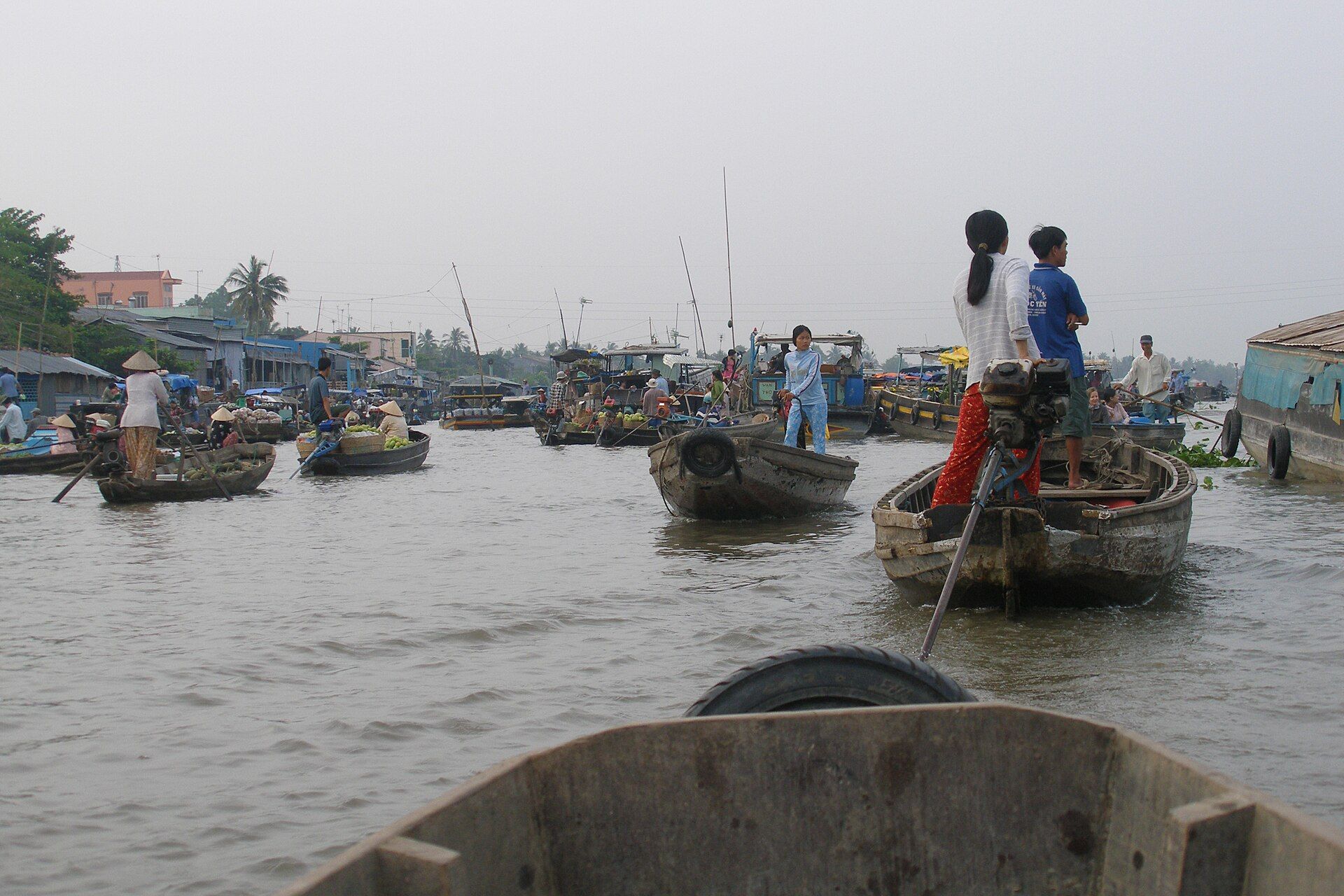 Busy Can Tho floating market boats in the early morning