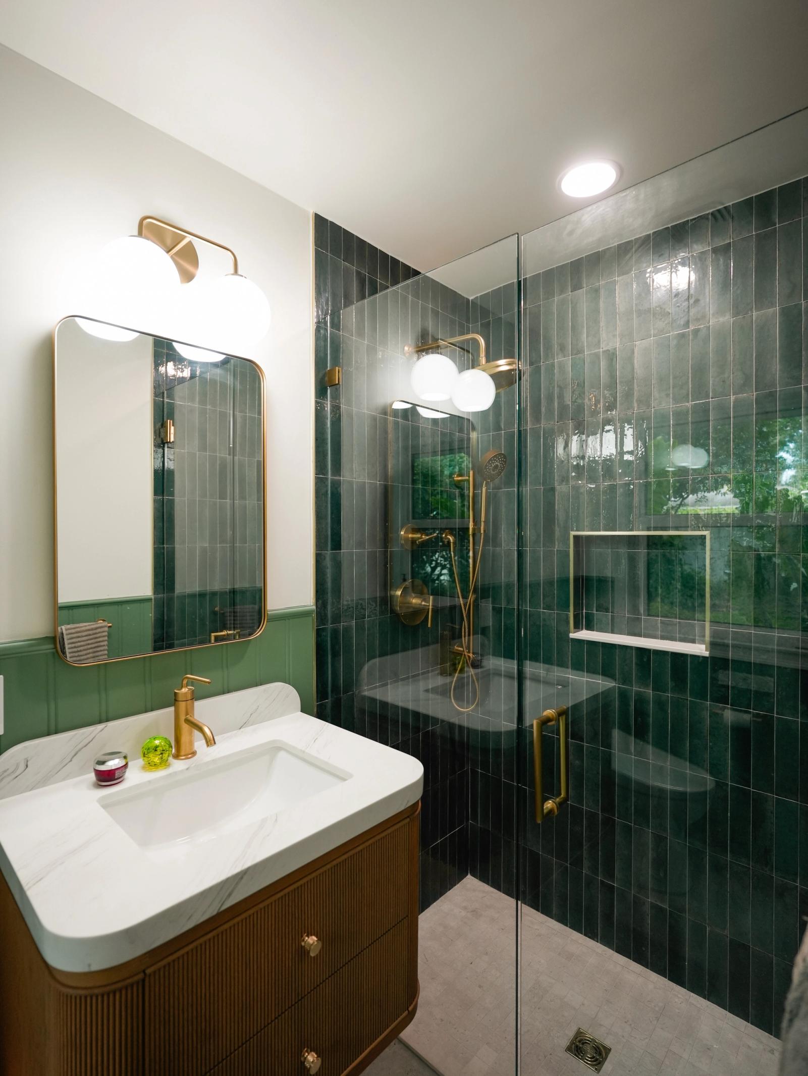 Elegant Colonial Bathrom, photo 1
