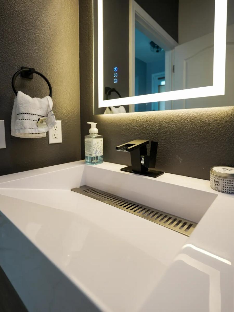 Microcement vanity wall with a lit mirror