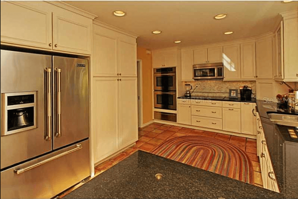 Chic Dining Room/Wet Bar, before