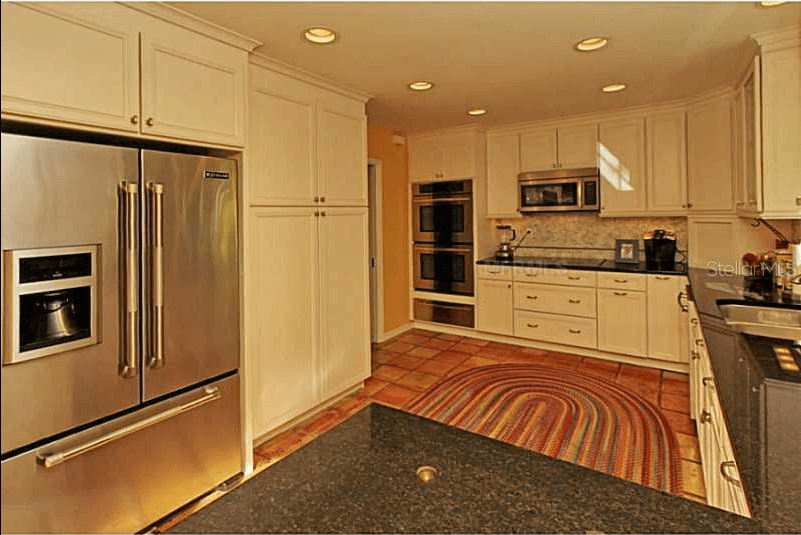 Chic Dining Room/Wet Bar, before