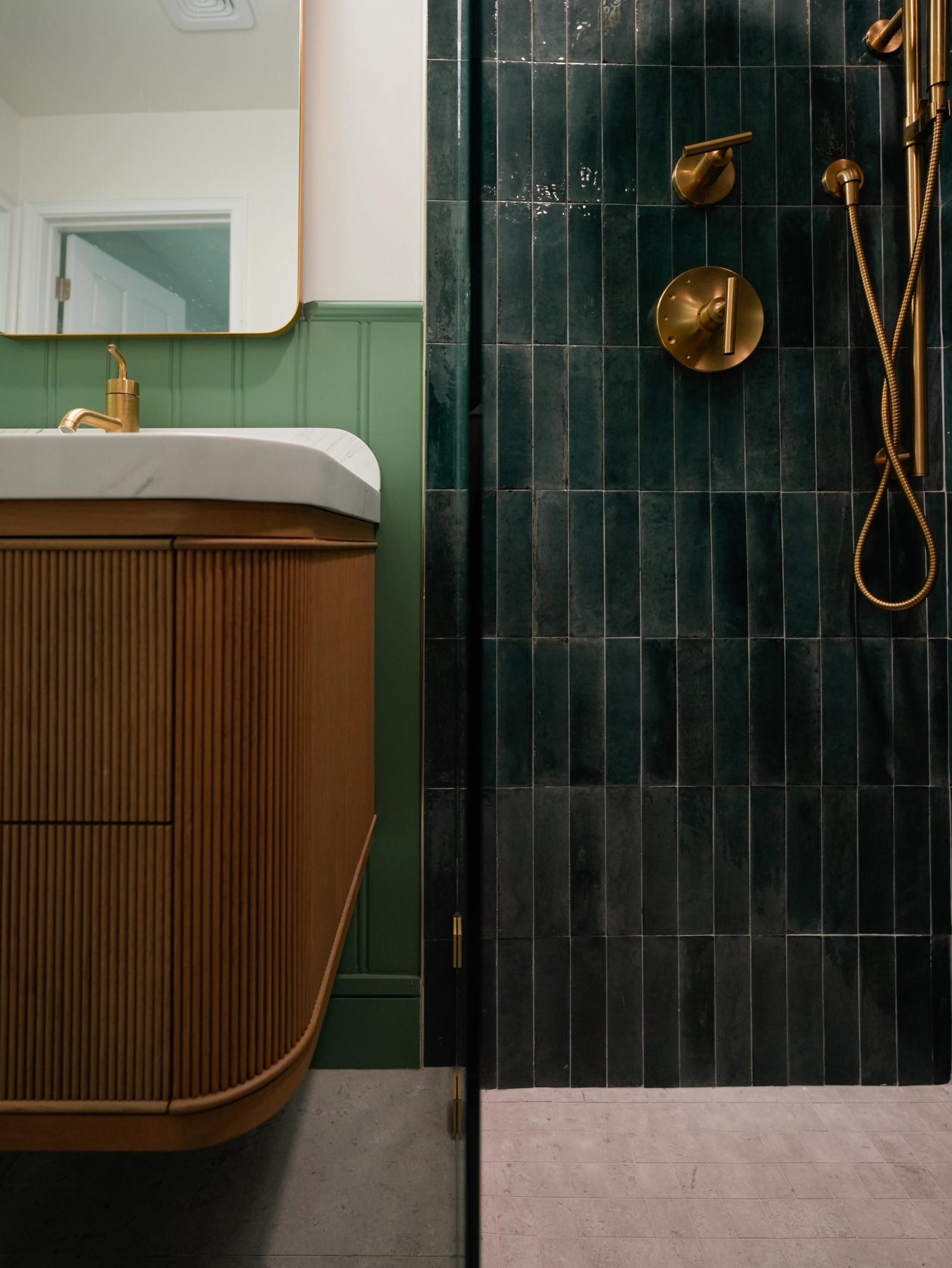 Elegant Colonial Bathrom, photo 3