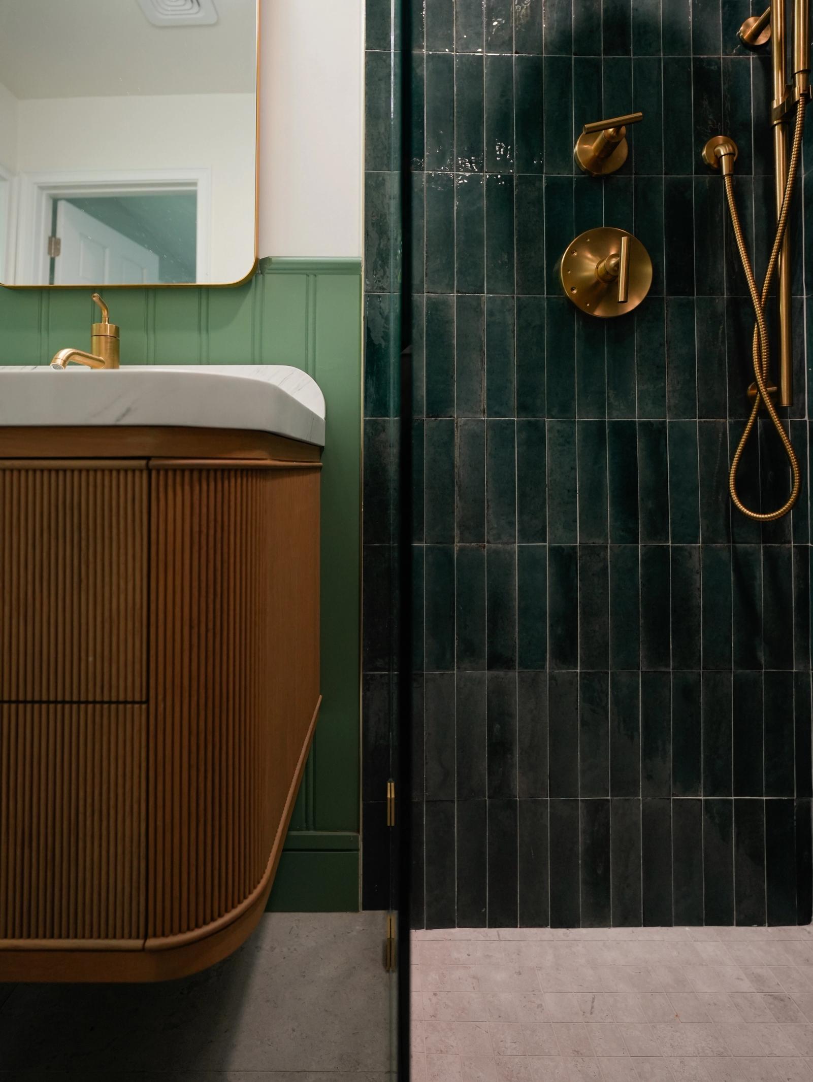 Elegant Colonial Bathrom, photo 3