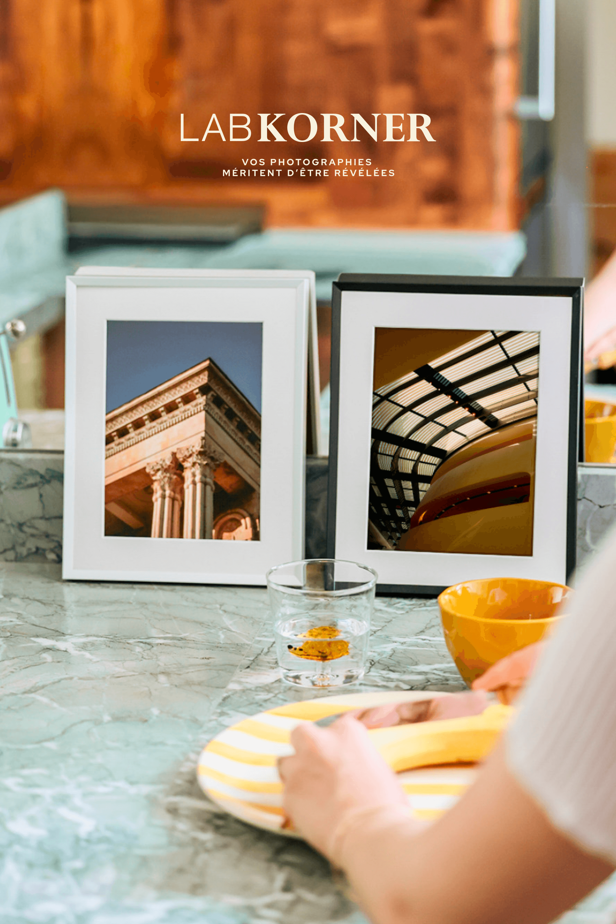 Two framed photo prints, a glass, and a yellow bowl, overlaid with the LabKorner logo and tagline "Vos photographies méritent d'être révélées."