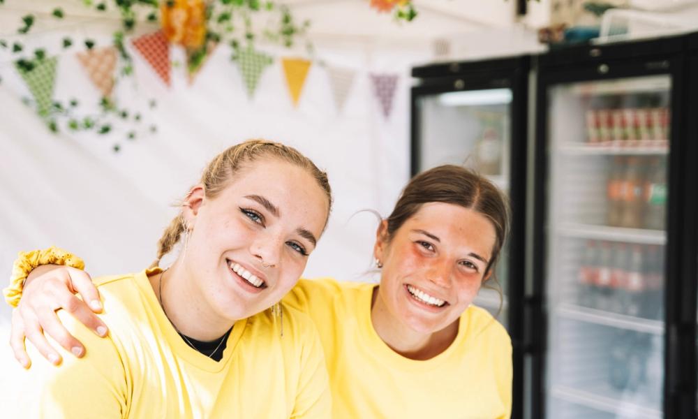 Smilende frivillige på festival