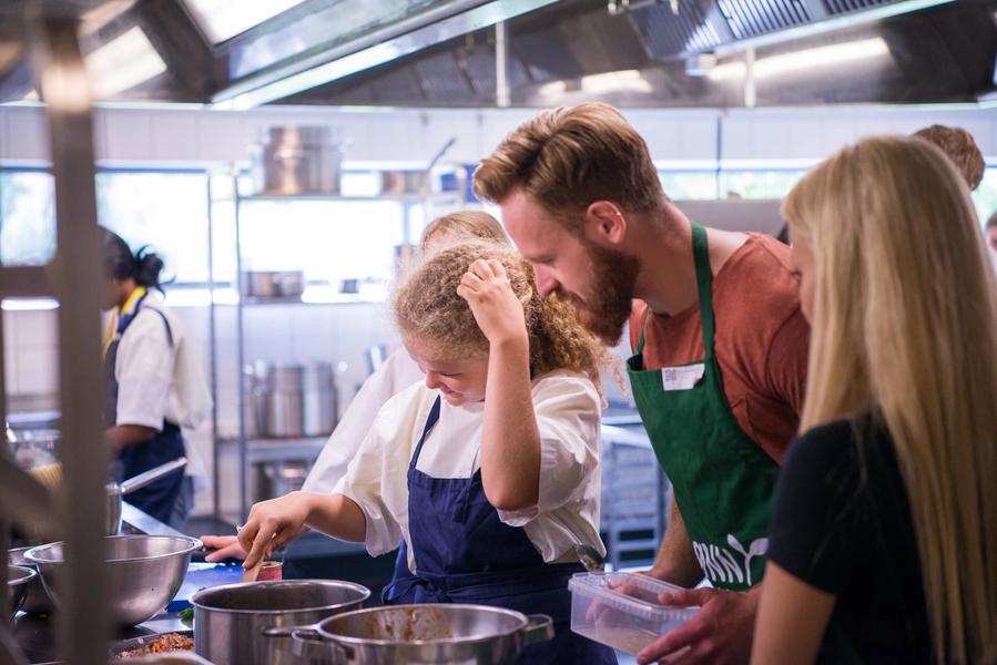 Bilde av kokk og barn som lager mat på kjøkken