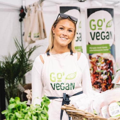Bilde av fin stand med utstiller som viser fram produkter