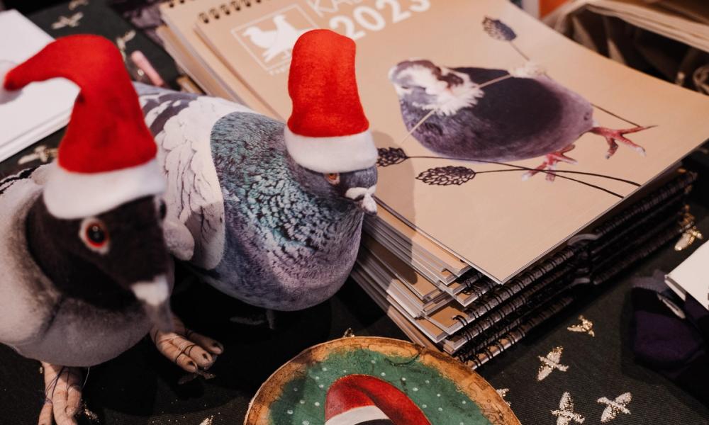 Bilde av duefigurer med nisseluer, og duekalender i bakgrunnen