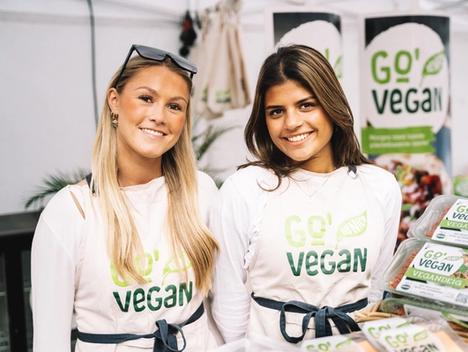 Bilde av to jenter på GoVegans stand