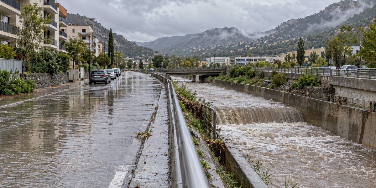 Illustration réaliste d’un ruissellement intense le long d’une voie urbanisée et d’un canal d’évacuation dans la vallée du Var