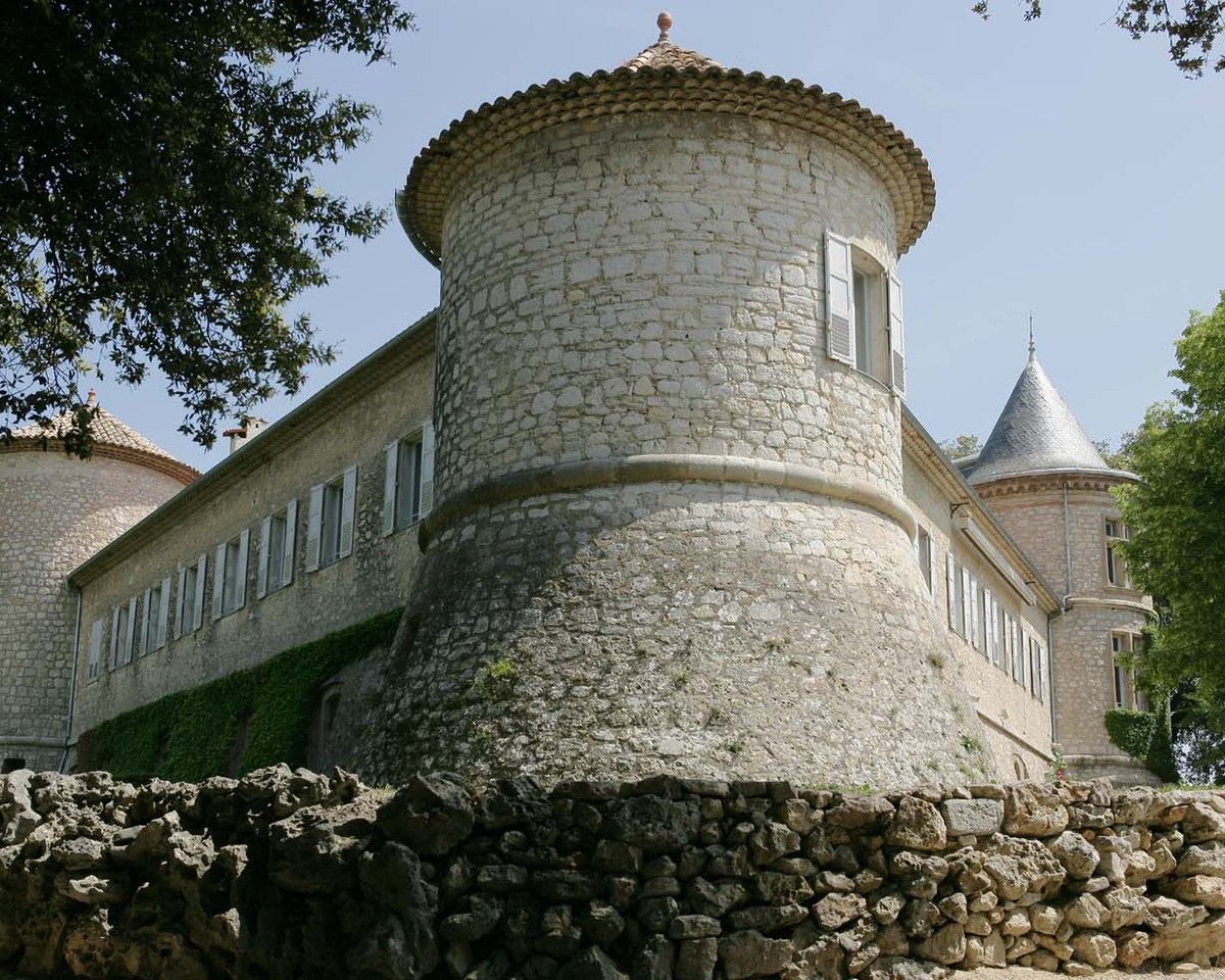 Château de Mouans-Sartoux et ses tours rondes dans un environnement arboré