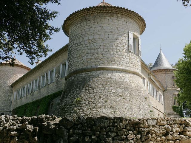 Château de Mouans-Sartoux et ses tours rondes dans un environnement arboré