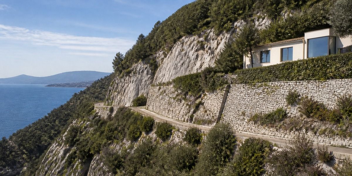 Escarpement rocheux et murs de soutènement sur le littoral de Saint-Jean-Cap-Ferrat