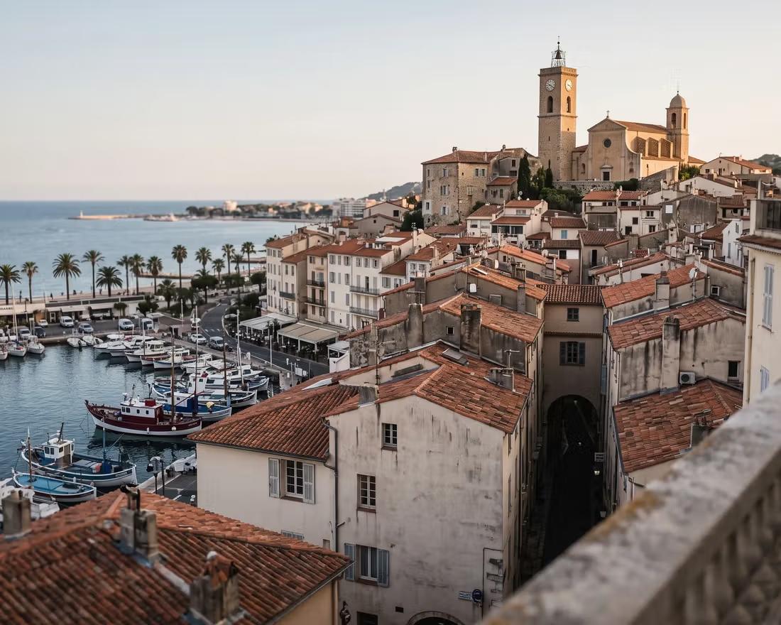 Vue du Suquet et du Vieux-Port de Cannes, secteur d’intervention de Davy Bouhnik