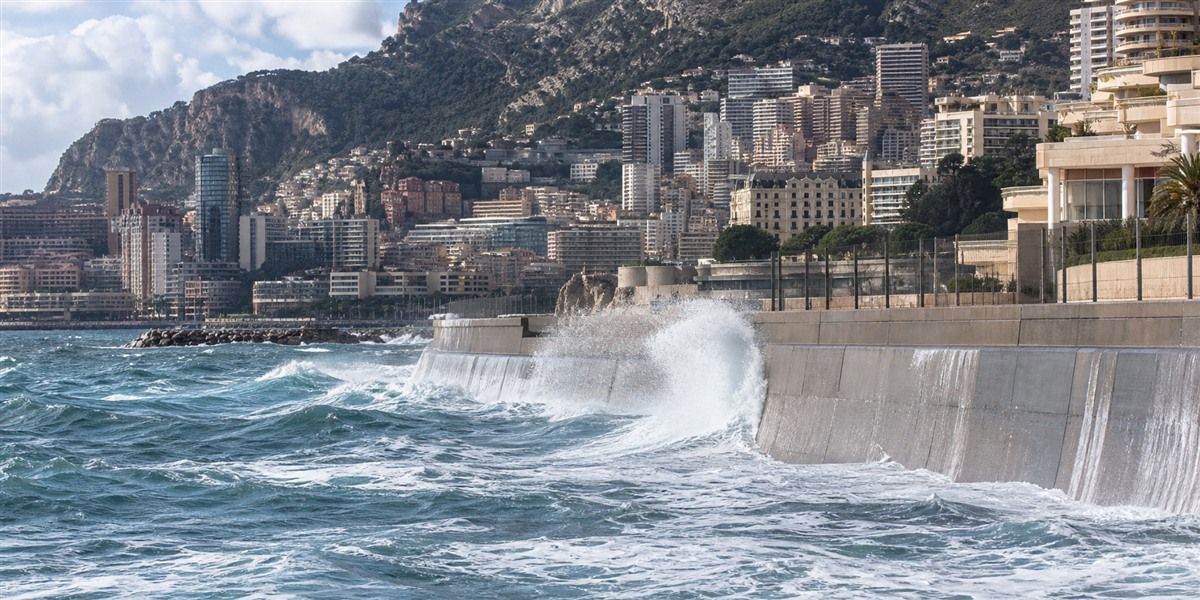 Forte houle méditerranéenne frappant les ouvrages littoraux de Monaco au pied des immeubles du Larvotto