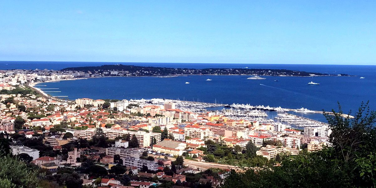 Panorama de Golfe-Juan à Vallauris, avec les quartiers résidentiels, les ports et la baie méditerranéenne.