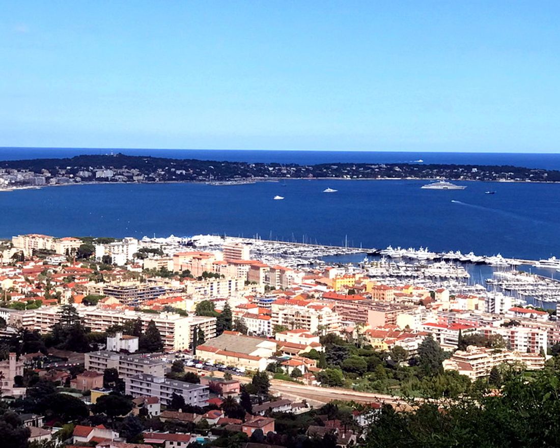 Panorama de Golfe-Juan à Vallauris, avec les quartiers résidentiels, les ports et la baie méditerranéenne.