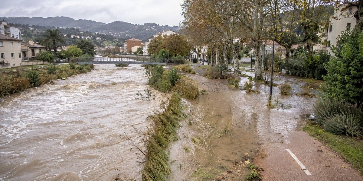 La Cagne en crue débordant dans un jardin public et sur une piste cyclable à Cagnes-sur-Mer