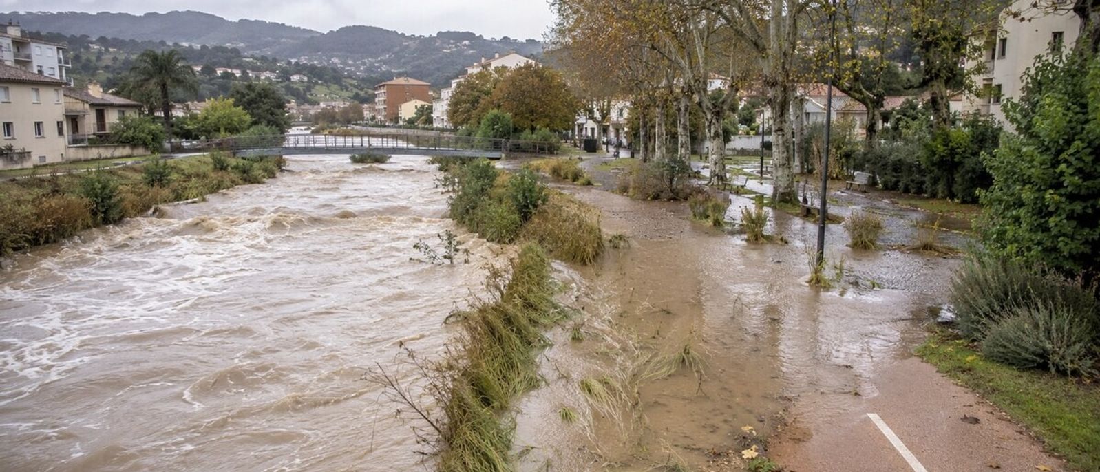 La Cagne en crue débordant dans un jardin public et sur une piste cyclable à Cagnes-sur-Mer