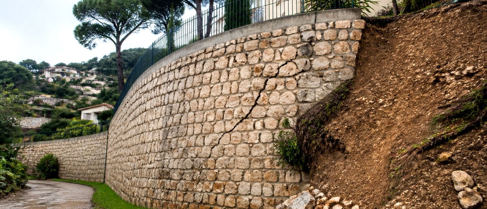 Mur de soutènement fissuré et terrain déstabilisé sur une colline résidentielle de Vallauris.