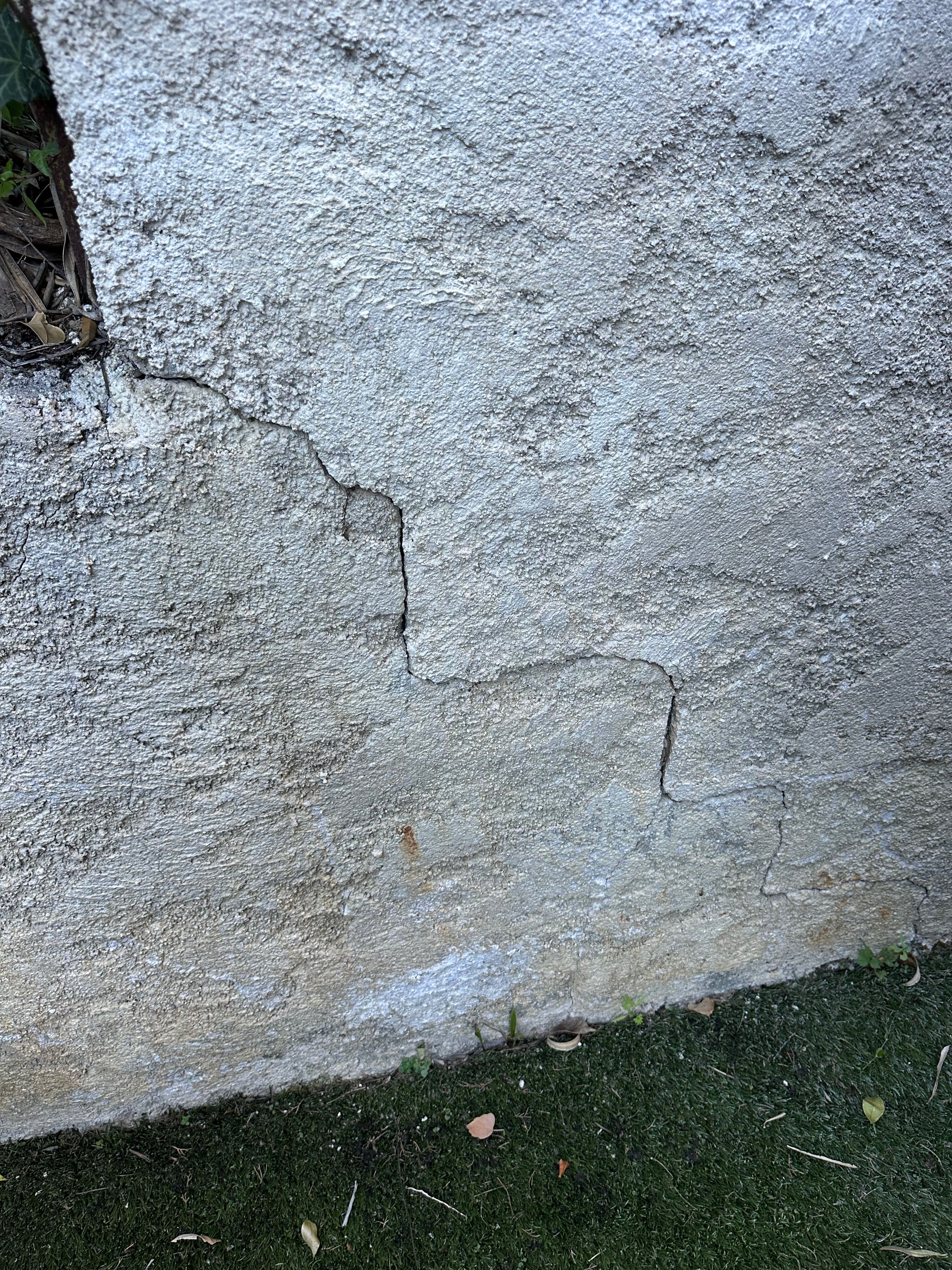 Fissure en escalier partant de l'appui de fenêtre - Expertise à Mougins
