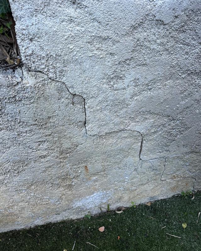 Fissure en escalier partant de l'appui de fenêtre - Expertise à Mougins
