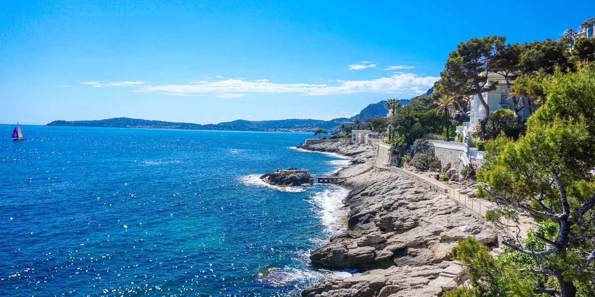 Sentier littoral de Cap-d’Ail aménagé au ras du rivage rocheux