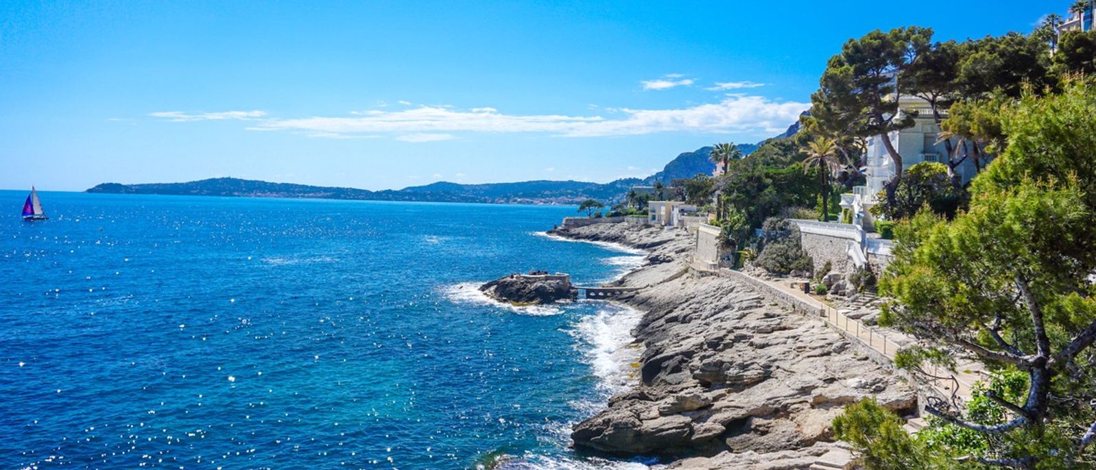 Sentier littoral de Cap-d’Ail aménagé au ras du rivage rocheux