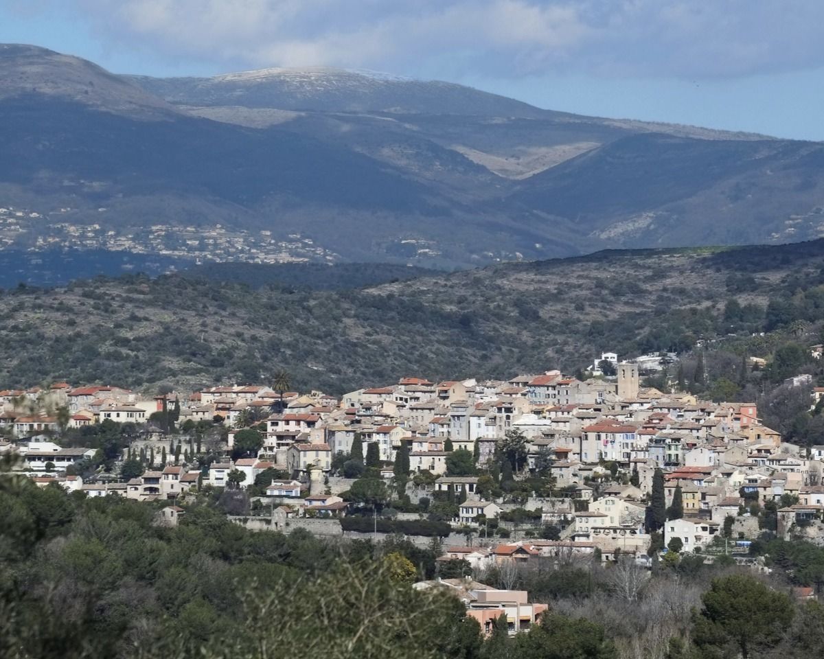 Vue panoramique du village de Biot et de ses coteaux bâtis dans les Alpes-Maritimes