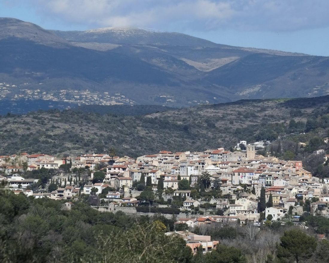 Vue panoramique du village de Biot et de ses coteaux bâtis dans les Alpes-Maritimes