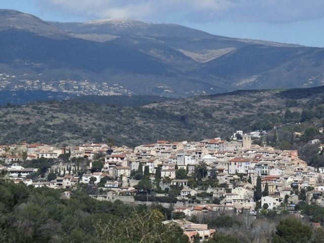 Vue panoramique du village de Biot et de ses coteaux bâtis dans les Alpes-Maritimes