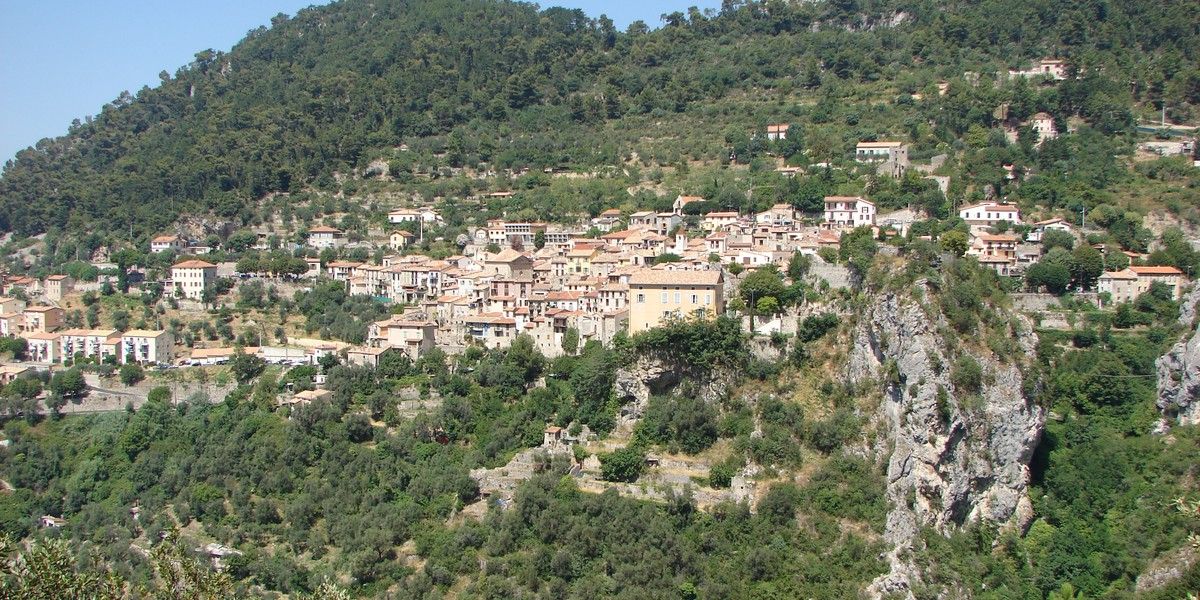 Village de Peille implanté sur un versant rocheux et fortement incliné