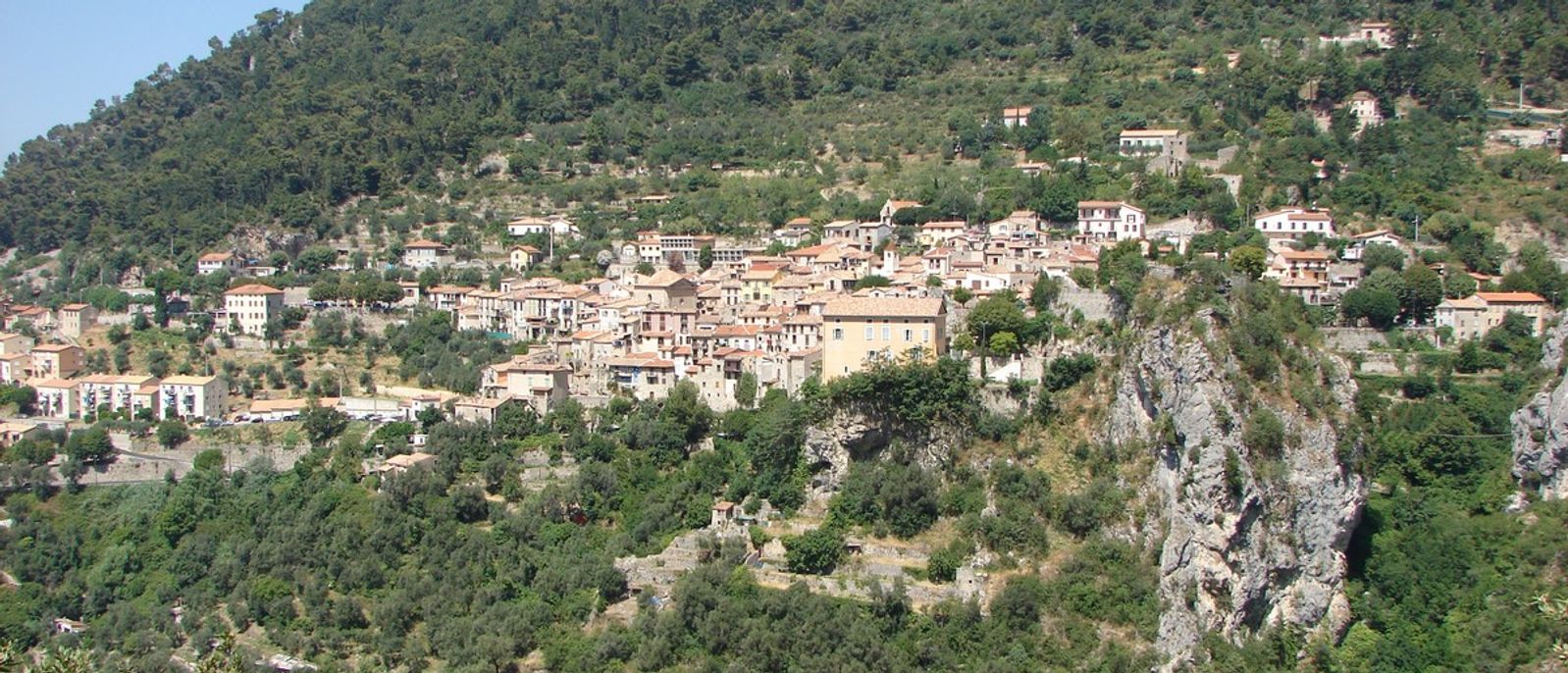Village de Peille implanté sur un versant rocheux et fortement incliné