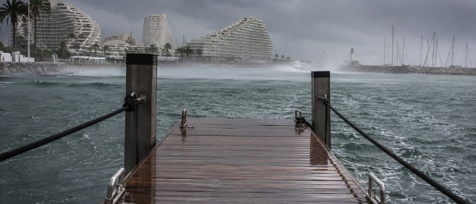 Ponton flottant soulevé par une forte surcote dans le port de Villeneuve-Loubet devant Marina Baie des Anges