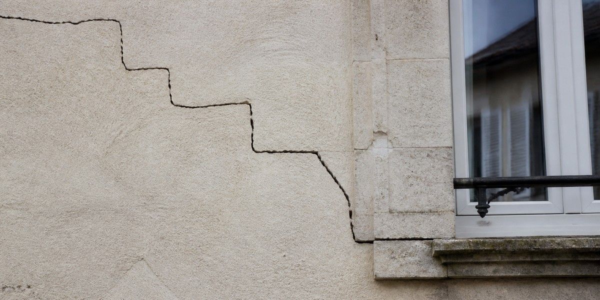 Fissure en escalier observée lors d’une expertise d'une villa à Biot