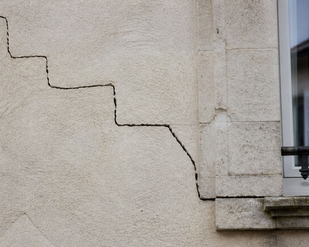 Fissure en escalier observée lors d’une expertise d'une villa à Biot