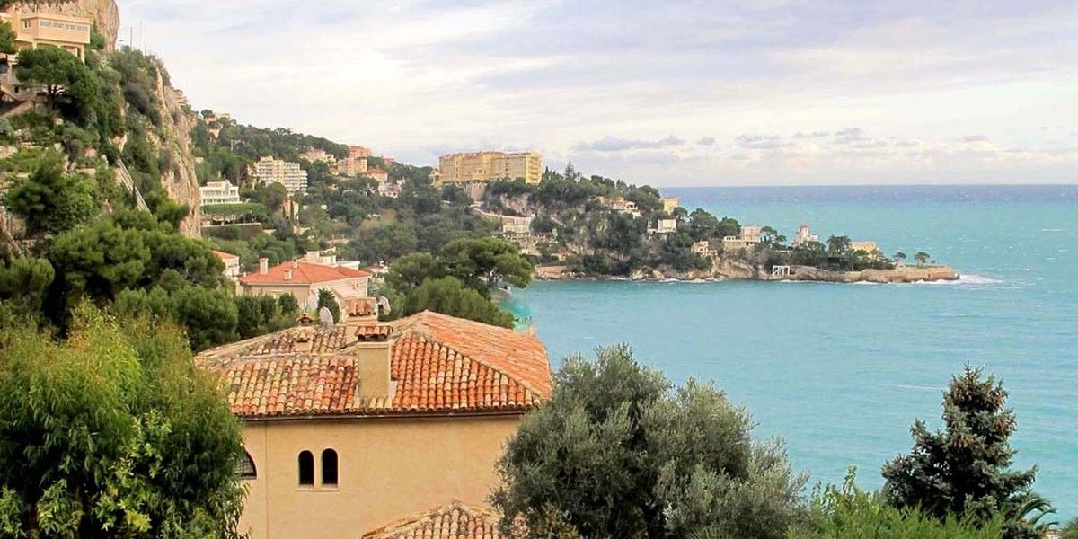 Villas de Cap-d’Ail implantées au contact d’une végétation méditerranéenne dense