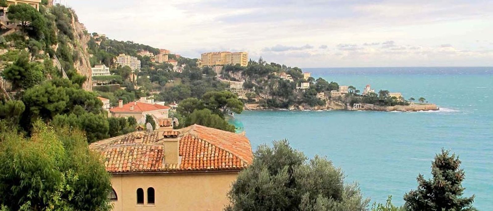 Villas de Cap-d’Ail implantées au contact d’une végétation méditerranéenne dense