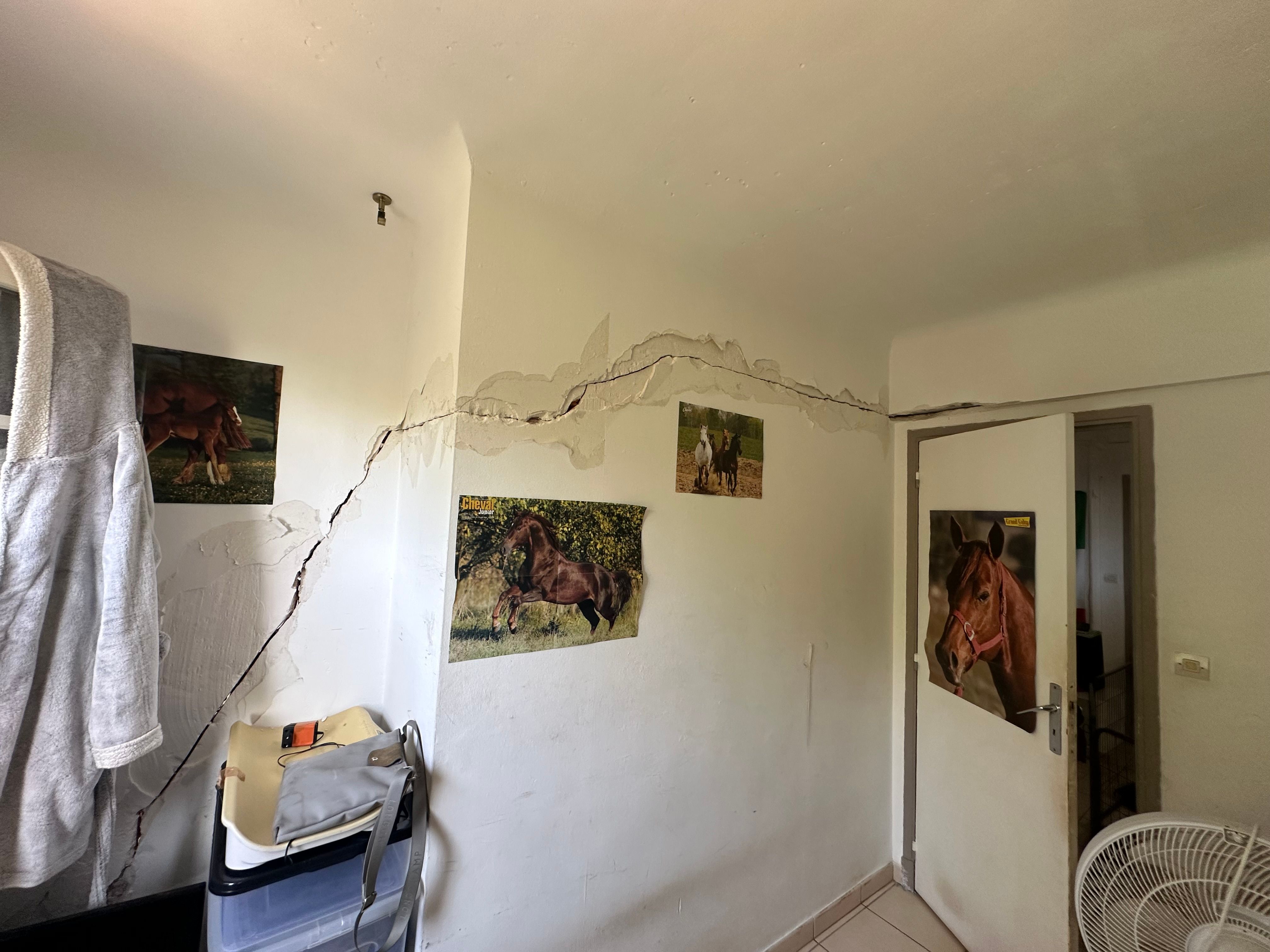 Fissure structurelle traversante sur un appartement en RDC d'un immeuble à Grasse.