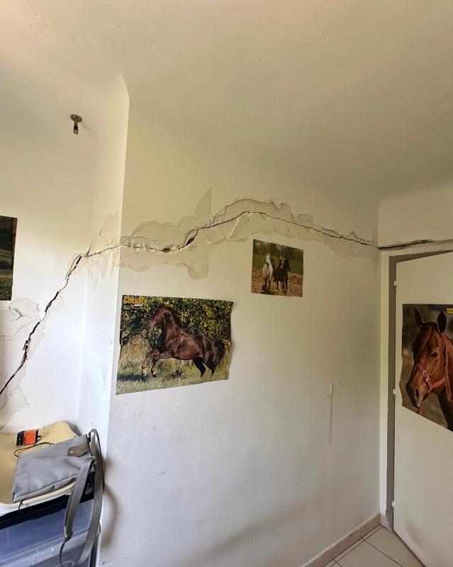 Fissure structurelle traversante sur un appartement en RDC d'un immeuble à Grasse.